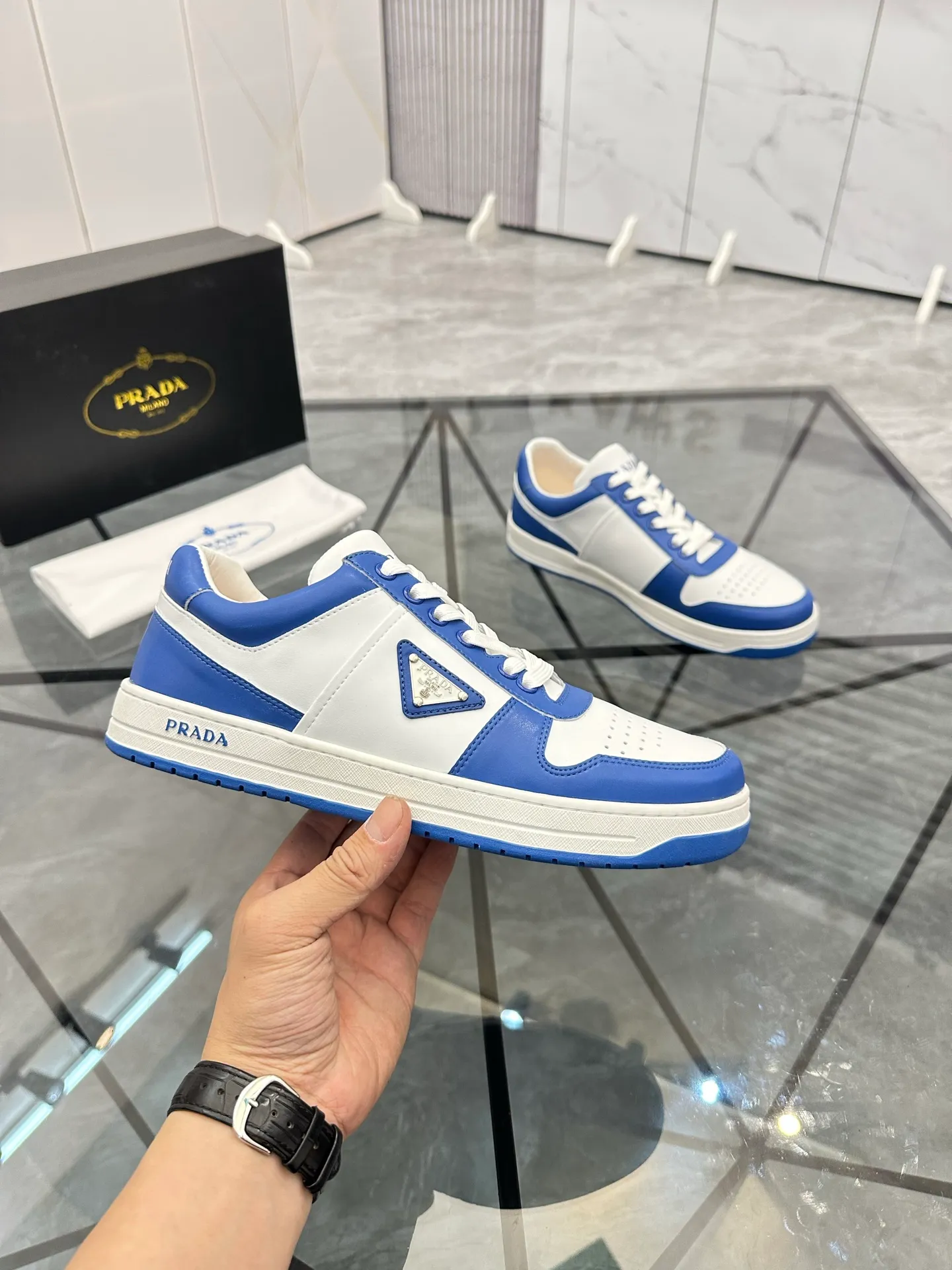 Men's shoes: 💰P400¥ Product trademark: Prada *"Prada*" low-top casual shoes Regular size: 38-44 (can be customized to 45) Product materials: imported cowhide upper, sheepskin lining, original outsole. Number: 020